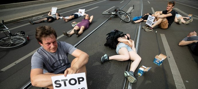 Jedním z požadavků aktivistů bylo zřízení bezpečnostních jízdních pruhů pro cyklisty, které mohou dle nich alespoň částečně ochránit děti před znečištěním fosilními palivy.