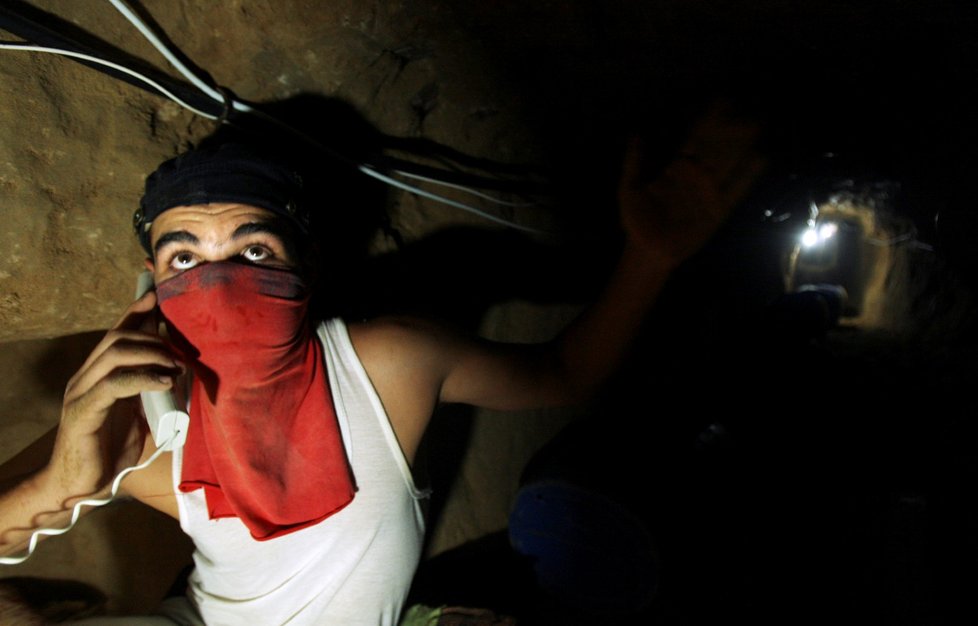 Palestinský mladík v tunelu mezi Izraelem a pásmem Gazy