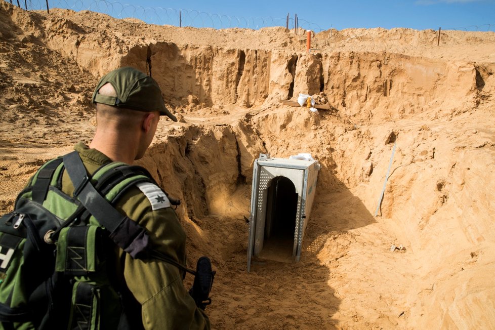 Izraelští vojáci u tunelu spojujícím Izrael a Pásmo Gazy, který armáda objevila v polovině ledna.