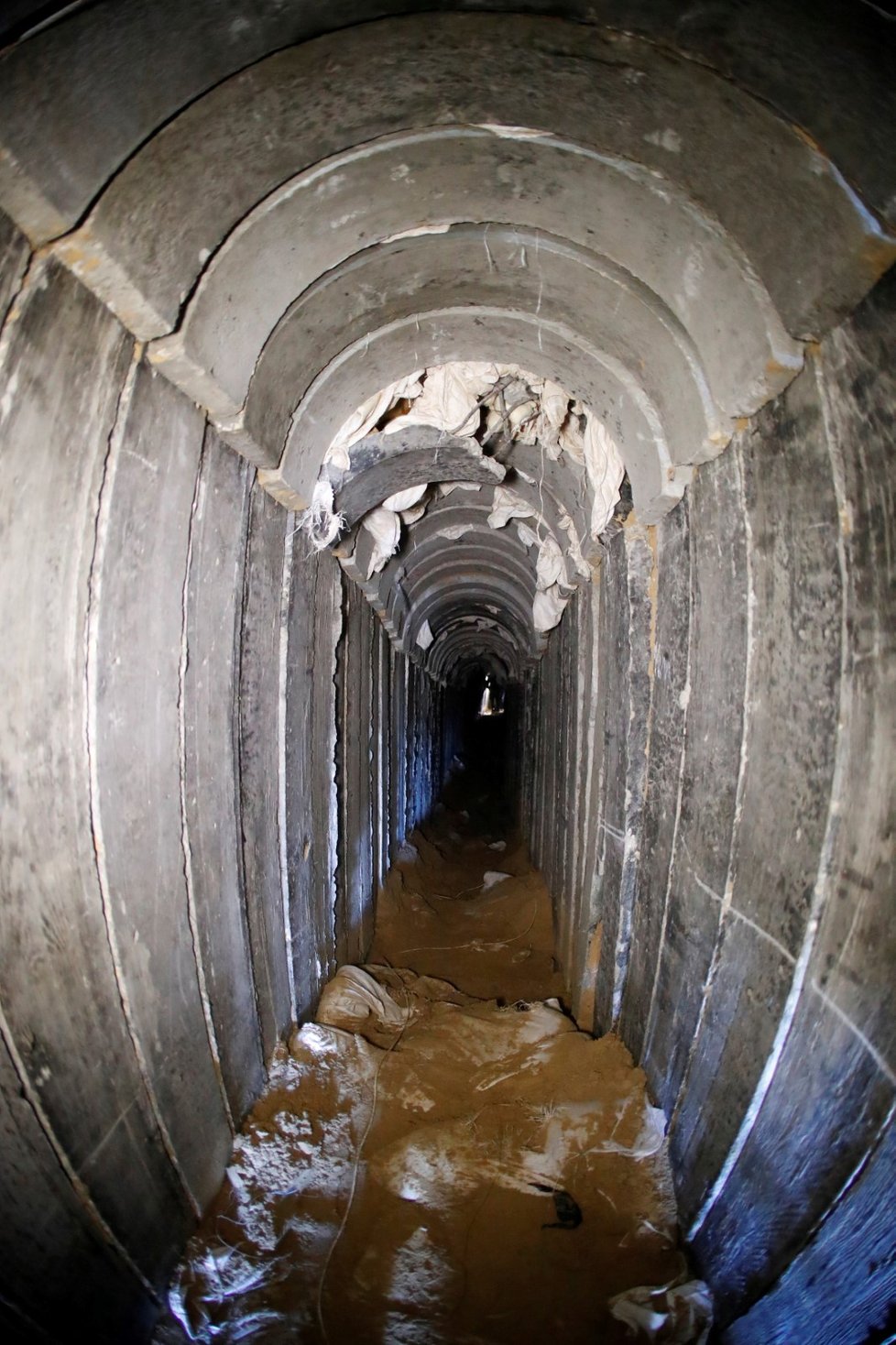 Izraelští vojáci u tunelu spojujícím Izrael s Pásmem Gazy, který armáda objevila v polovině ledna