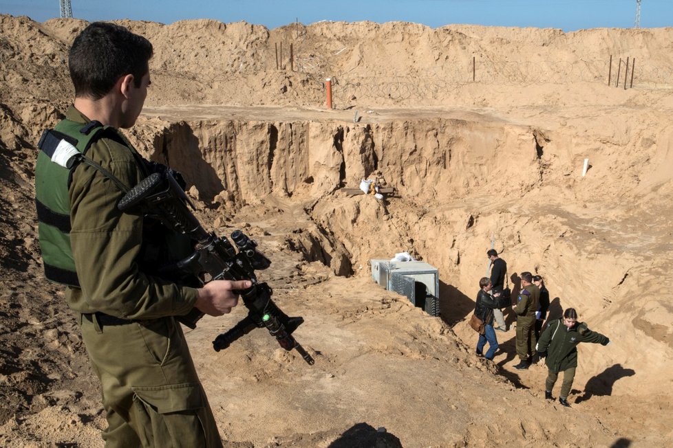 Izraelští vojáci u tunelu spojujícím Izrael a Pásmo Gazy, který armáda objevila v polovině ledna.