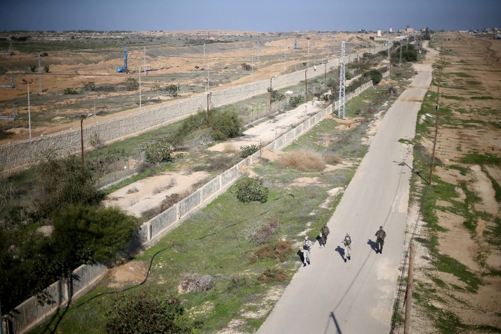 Pohraniční hlídka palestinského Hamásu hlídkuje u hranice mezi Egyptem a Pásmem Gazy