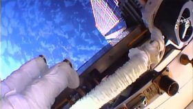 Dva američtí astronauté vystoupili dvakrát do vesmíru, aby provedli nezbytné opravy na 15 let staré mezinárodní vesmírné stanici (ISS).