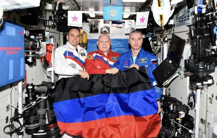 Kosmonauti na ISS předvedli vlajku separatistů z Donbasu.
