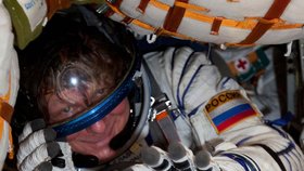 Ruský kosmonaut gestikuluje, že přistání proběhlo v pořádku