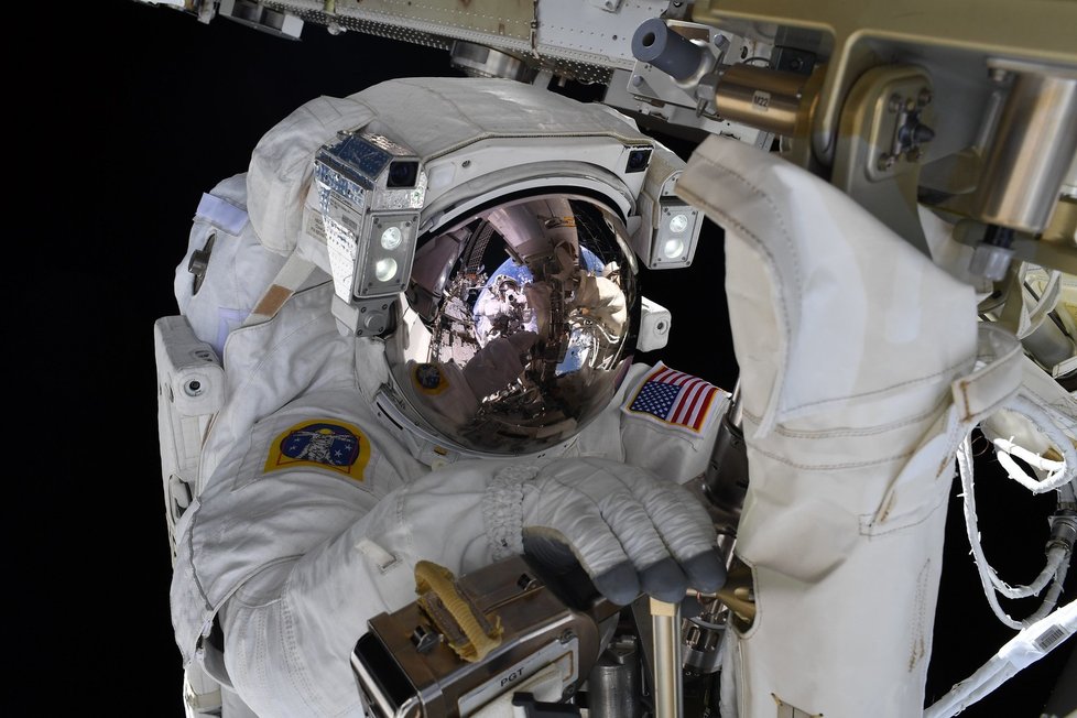 Shane Kimbrough při výstupu do kosmického prostoru.