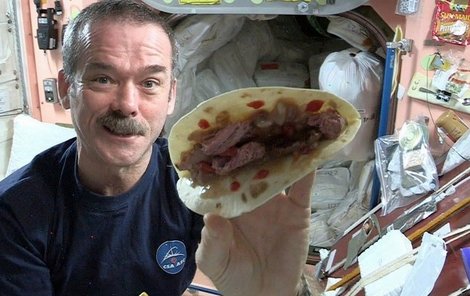 Chris Hadfield si během svého pobytu na ISS dopřával z výzkumných důvodů různé speciality, recyklovaná strava mu ale ještě nehrozila!