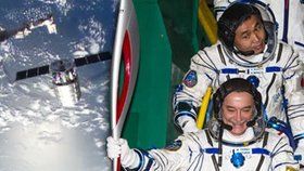 Kosmicka loď Sojuz s olympijskou pochodní na palubě se úspěšně spojila s ISS