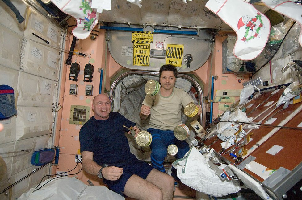 Expedice 30 na ISS: André Kuipers a Oleg Kononěnko předvádějí spižírnu (26. 12. 2011).