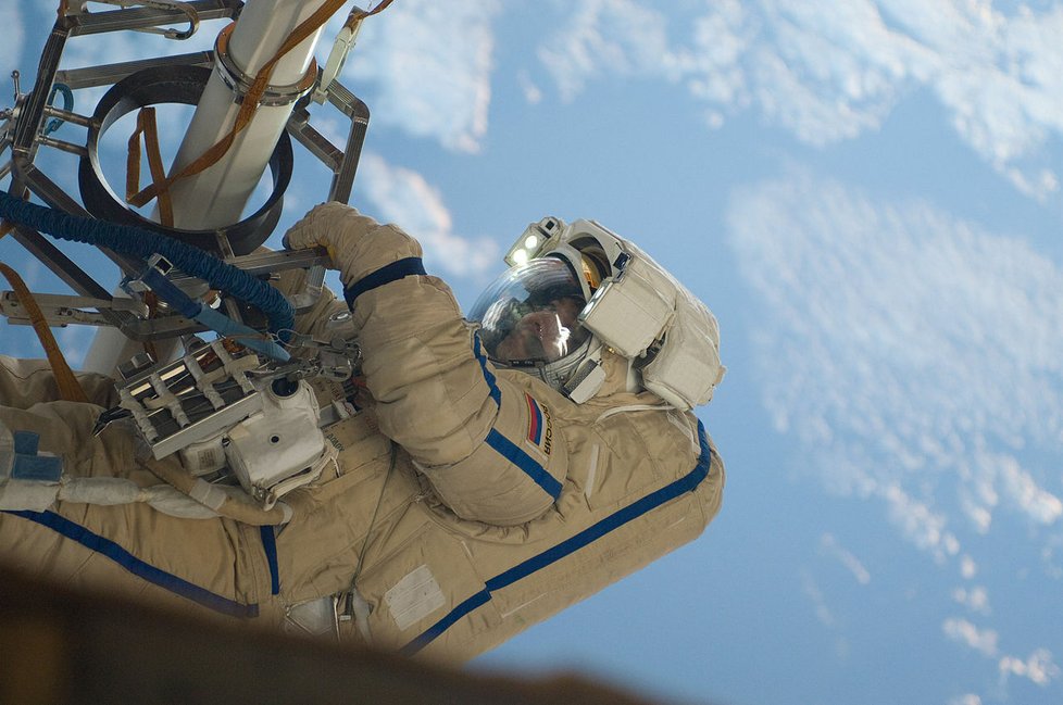 Oleg Kononěnko při &#34;vesmírné procházce&#34; na ISS (2012).