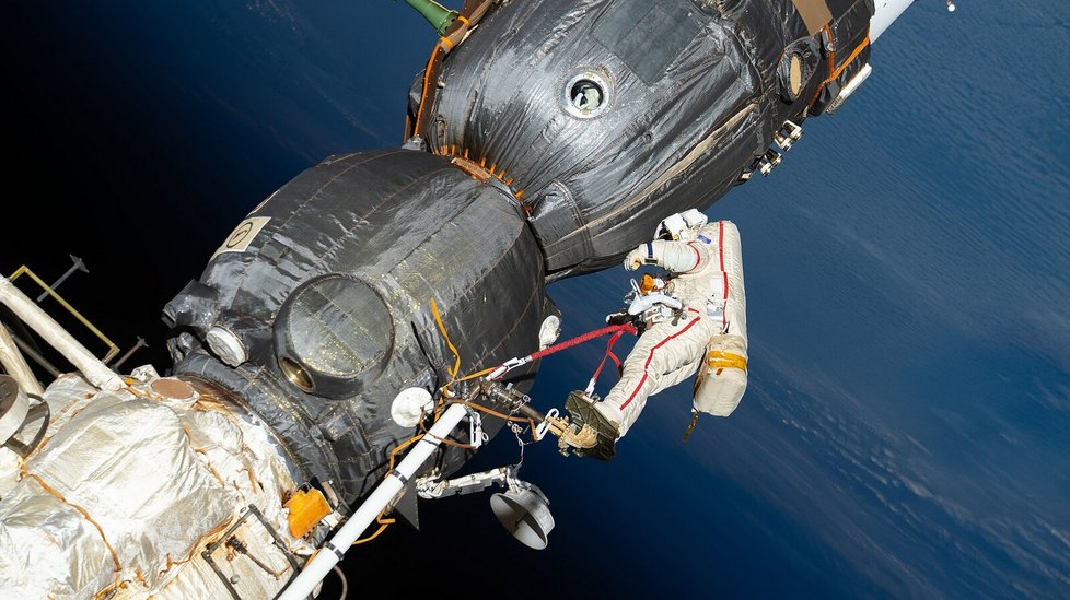Oleg Kononěnko při &#34;vesmírné procházce&#34; na ISS (2018).