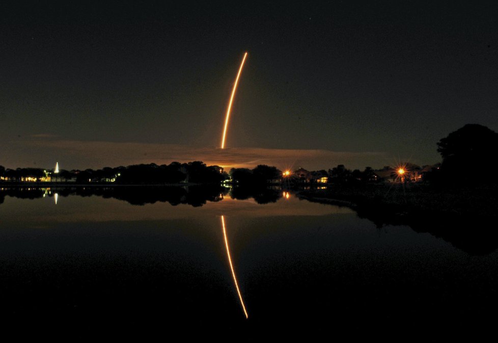 Start rakety Atlas V, která veze zásoby na Mezinárodní vesmírnou stanici, byl vidět z několika míst na Zemi.