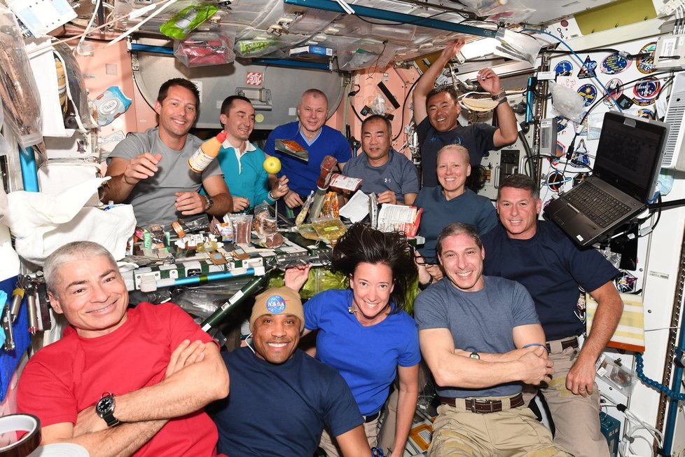 Pár dní bylo na ISS 11 lidí.