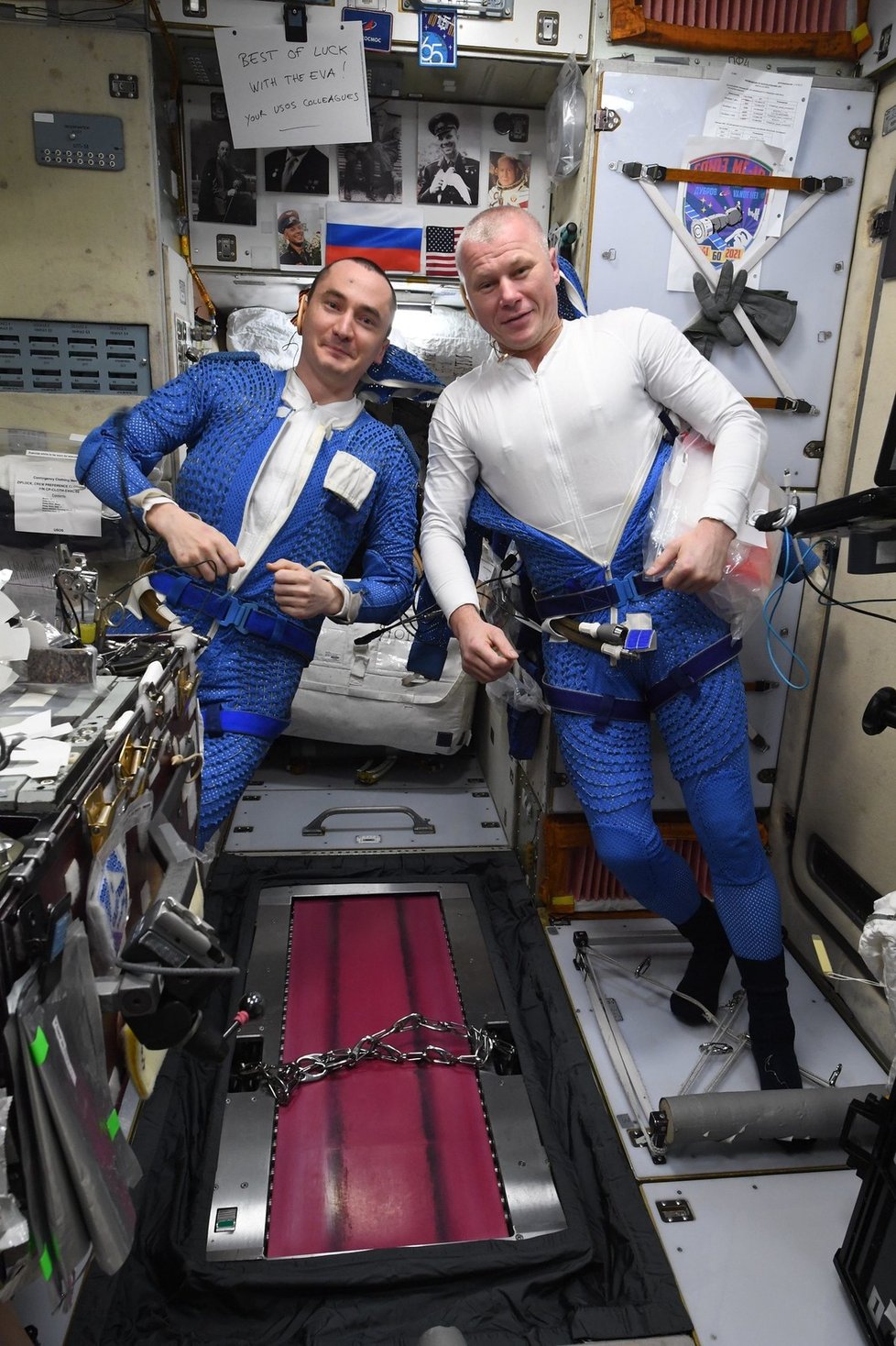 Ruští kosmonauti Pjotr Dubrov a Oleg Novickij.