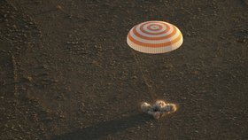 Dva Rusové a Američan se úspěšně vrátili z vesmírné stanice. Přistáli v Kazachstánu.