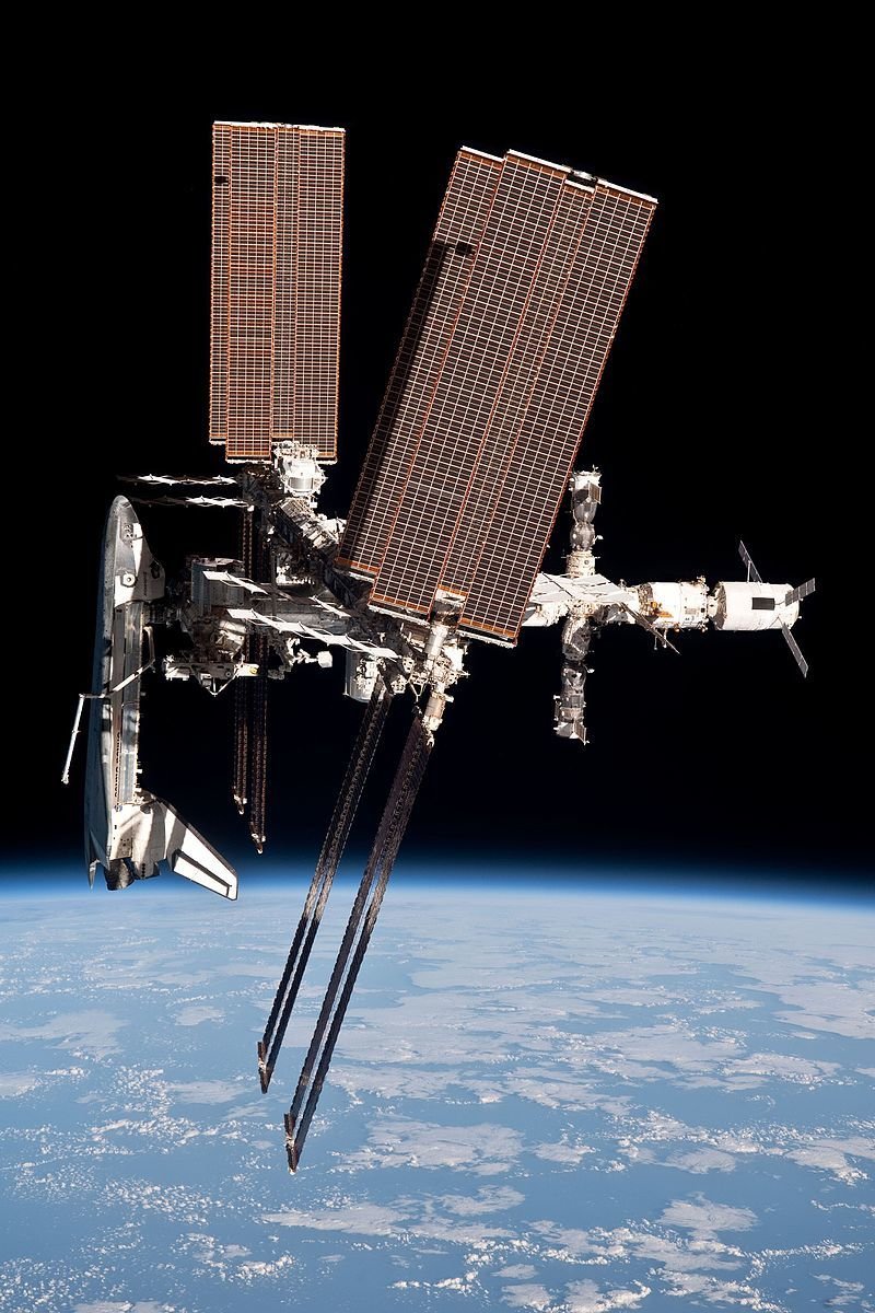 Zakotvený raketoplán Endeavour, 2011.