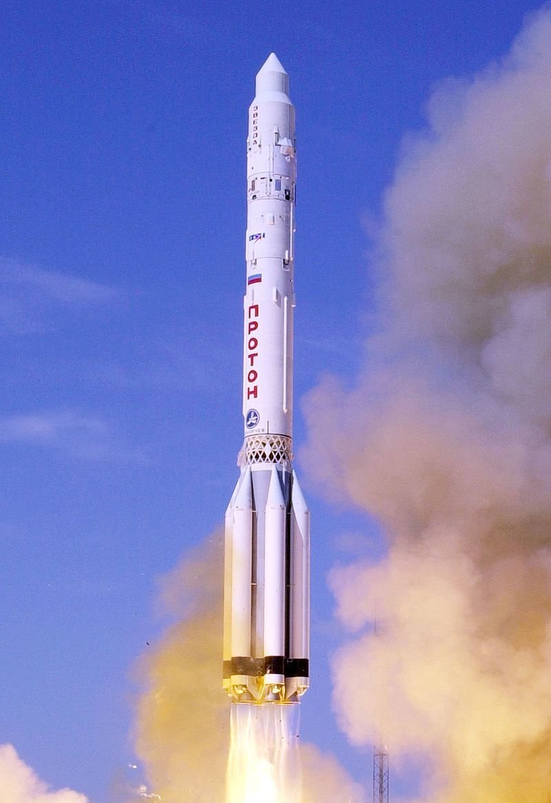 Raketa Proton vynáší modul Zvezda, červenec 2000.