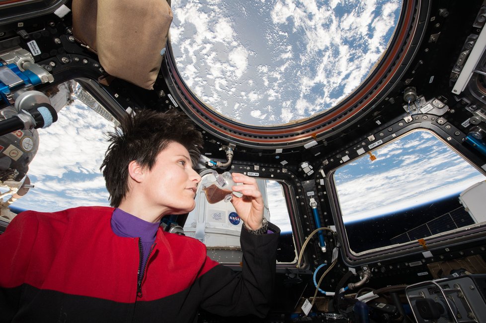 Italka Samantha Cristoforettiová na ISS mimo jiné zajistila pořádné kafe.