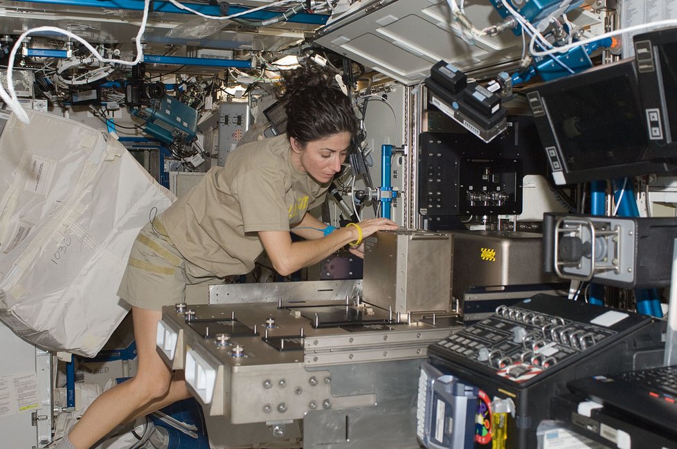 Nicole Stotová instaluje hardware v modulu Destiny, říjen 2009, expedice 21.