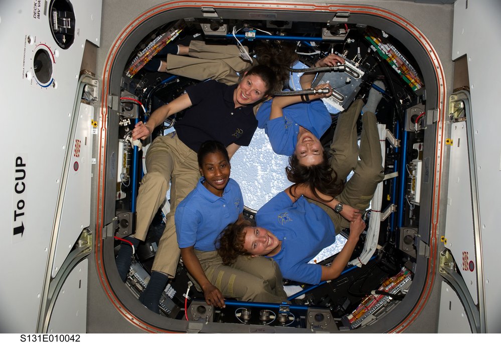 Duben 2010: ve vesmíru se poprvé potkaly čtyři ženy. Shora po směru hodinových ručiček: Naoko Jamazakiová, Stephanie Wilsonová, Tracy Caldwellová Dysonová a Dorothy Metcalf-Lindenburgerová.