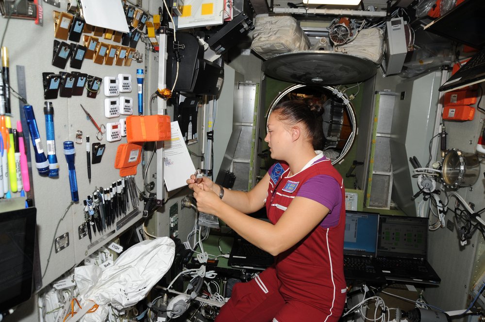 Vysoce organizovaný pracovní stůl, to je na ISS spíš vzácnost.