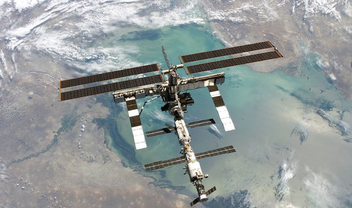 Srpen 2005: ISS nad Kaspickým mořem.