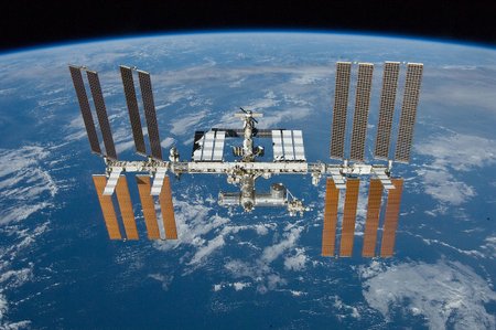 Květen 2010: Raketoplán Atlantis opouští ISS, kam dodal ruský modul Rassvet.