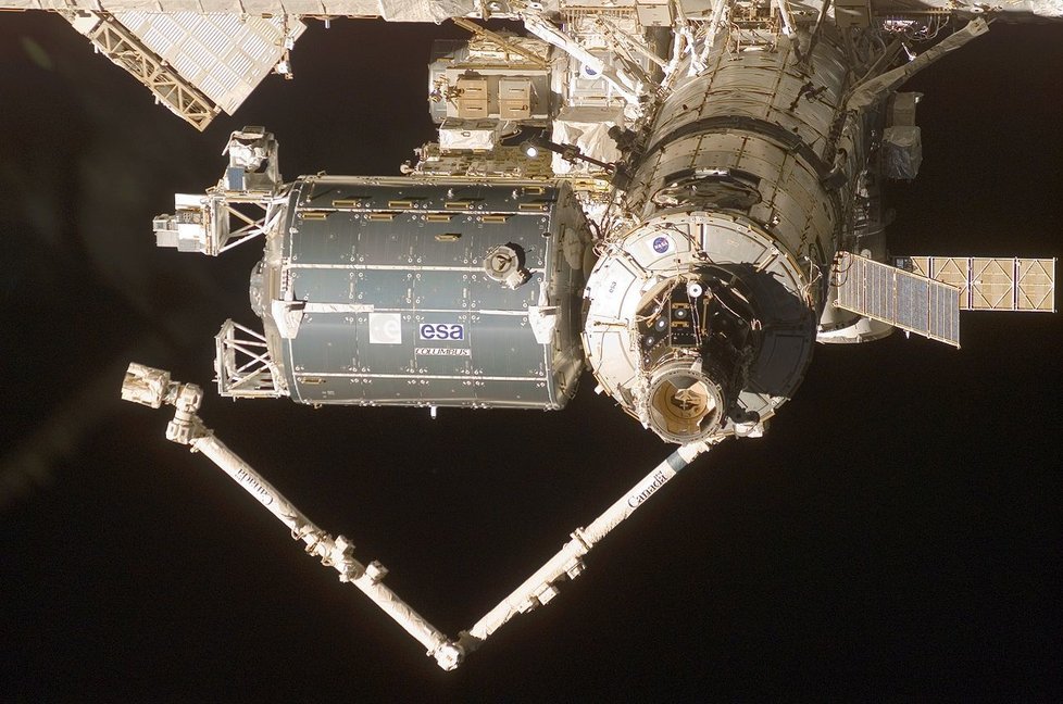 Únor 2008: Raketoplán Atlantis dovezl modul Columbus a vrací se na zem.
