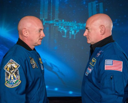 Studie kosmodvojčat: Mark Kelly (vlevo) už dosloužil, zatímco Scott letěl na rok na ISS.