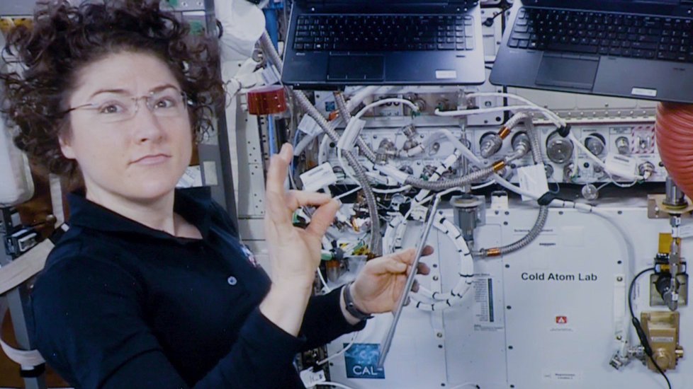Christina Kochová u kosmické ultraledničky.