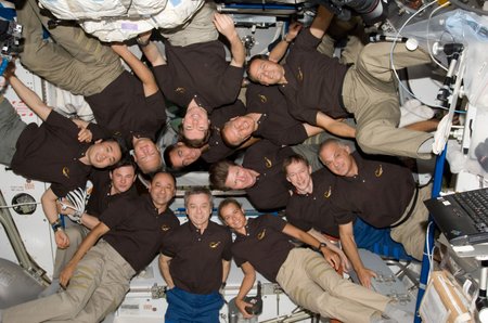 Rekord: 13 lidí na stanici. K šestičlenné expedici 20 se přidalo sedm členů posádky raketoplánu Endeavour. Červenec 2009.