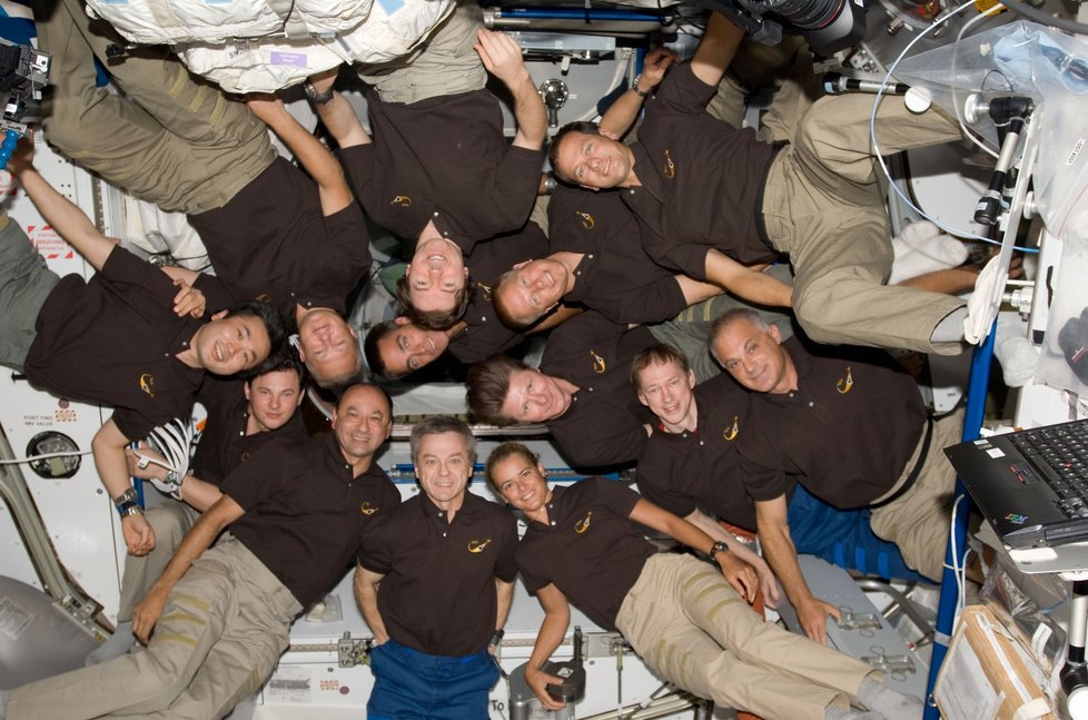 Rekord: 13 lidí na stanici. K šestičlenné expedici 20 se přidalo sedm členů posádky raketoplánu Endeavour. Červenec 2009.