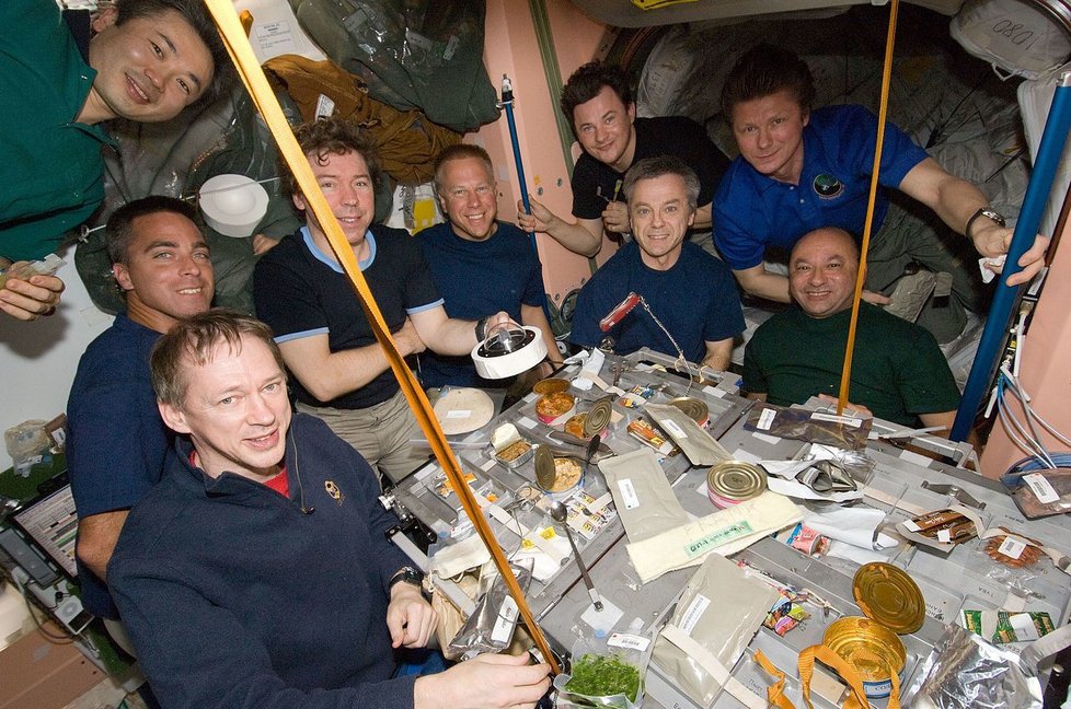 Expedice 20 posílená o posádku Endeavour: těsno v kuchyni, červenec 2009.