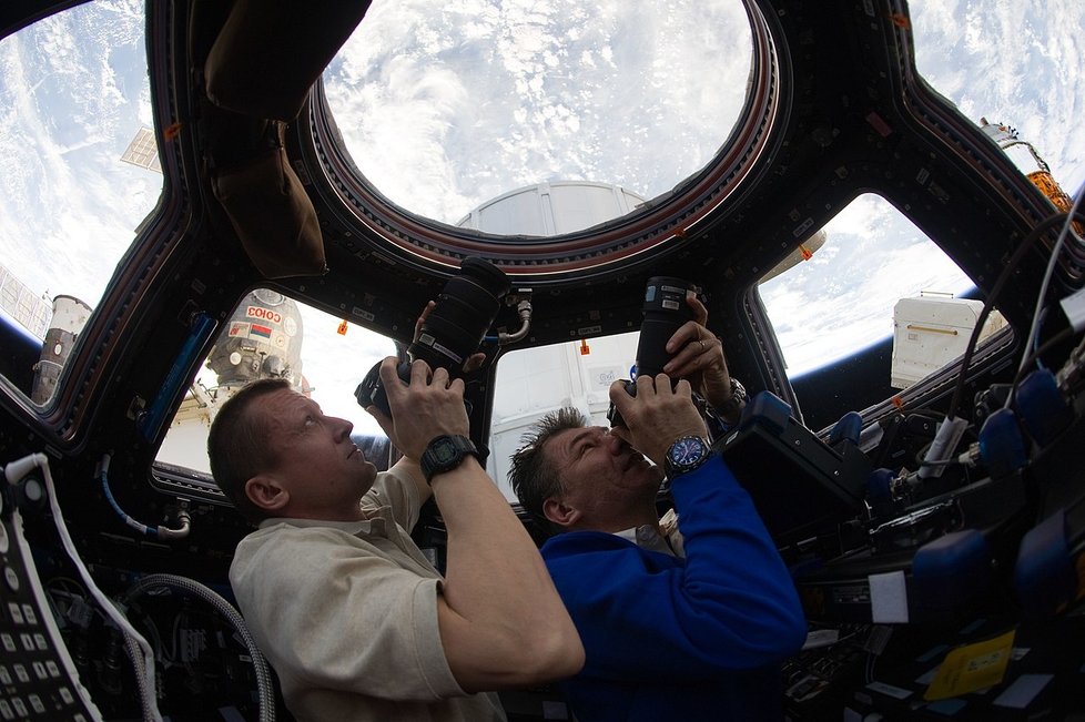 Dmitrij Kondraťjev (Rusko) a Paolo Nespoli (Itálie) usilovně fotí z kopule.