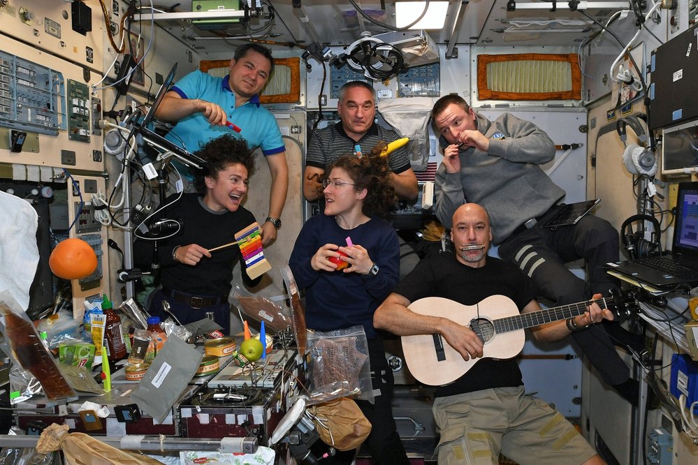 Proti trudomyslnosti mají kosmonauti i hudební nástroje.