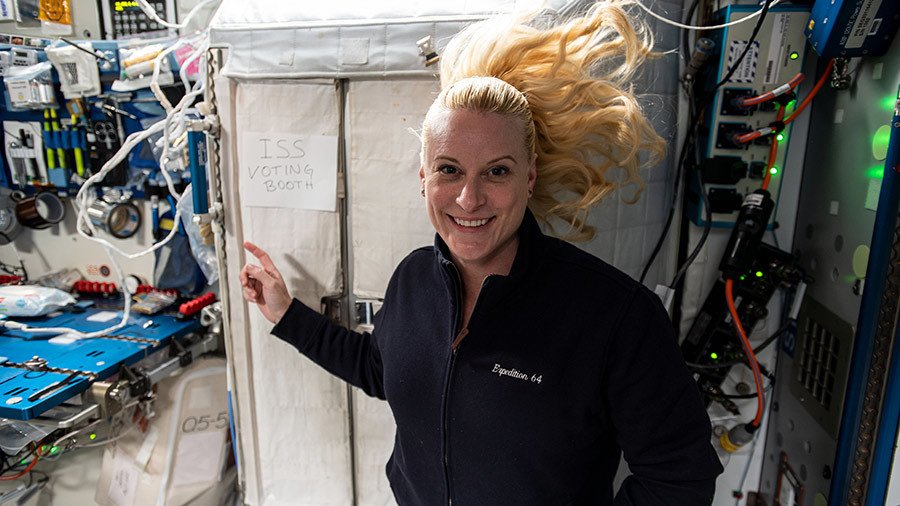 Astronautka Kate Rubinsová z expedice 64 volila v amerických prezidentských volbách na dálku, z ISS.