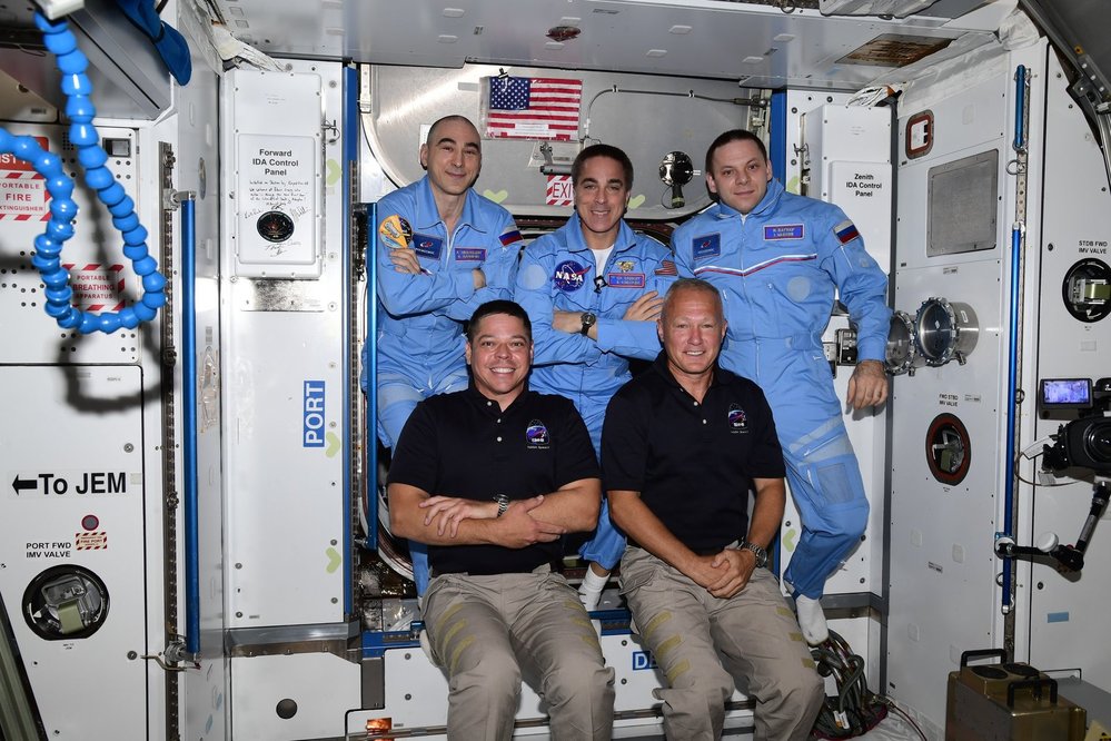 V létě 2020 pomohla trojčlenné expedici 63 dvojice testovacích pilotů lodi Crew Dragon.