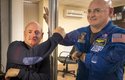 Bratři jak se patří – těsně před odletem jsou astronauti v karanténě, aby se zabránilo onemocnění
