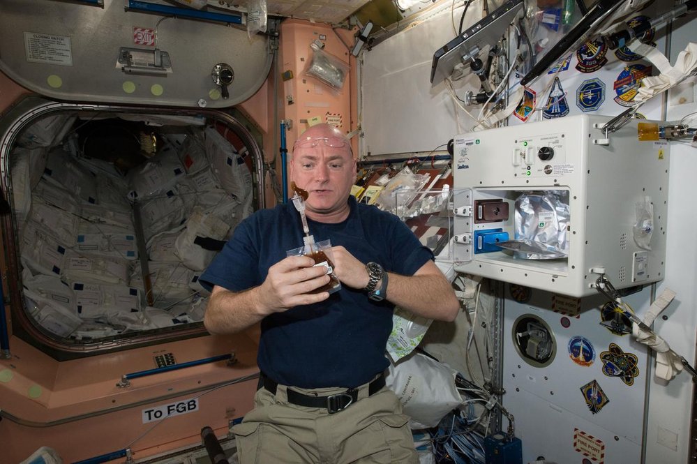 Dlouhý pobyt ve vesmíru si Scott zpříjemnil espresem z kávovaru na ISS