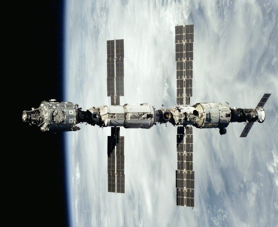 ISS v roce 2000: Moduly Zarja, Zvěda a Unity. Zcela vpravo je pak nákladní loď Progress