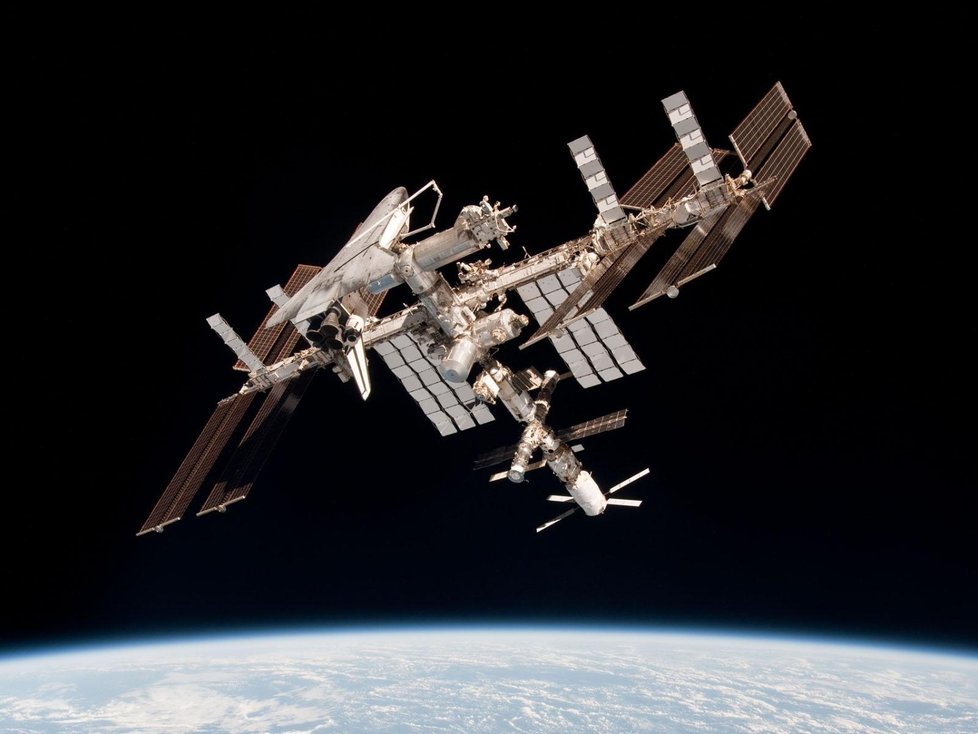 ISS s připojeným raketoplánem, který postavil většinu stanice. Raketoplány dolétaly v roce 2011