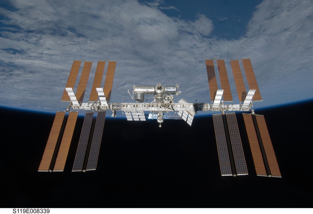 Celkový pohled na ISS a její solární panely