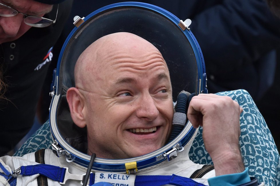 Astronaut Scott Kelly těsně po návratu na Zemi.