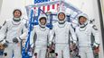 Posádka, která se na palubě kosmické lodi  SpaceX Crew Dragon, letos v dubnu vydá k ISS. Francouzský astronaut Thomas Pesquet stojí vlevo.