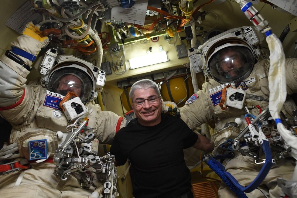 Kosmonauti Dubrov a Novickij se chystají na výstup do kosmu, asistuje Američan Vande Hei.