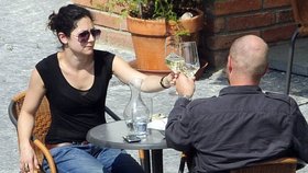 Marta se svým přítelem Davidem popíjeli víno