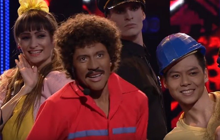 Martha Issová jako Lionel Richie v Tváři