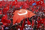 Statisíce lidí v Istanbulu dorazily na demonstraci, kterou pod heslem Shromáždění demokratů a mučedníků svolal turecký prezident Erdogan.