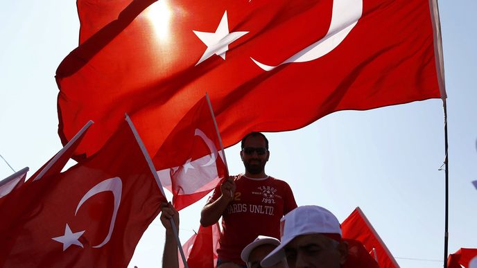 Tisíce Turků vyjádřilo demonstracemi v rakouských ulicích podporu Erdoganovi a skandovali přitom pokřik Alláhu akbar (Aláh je veliký) či „Ulice patří nám!“ 