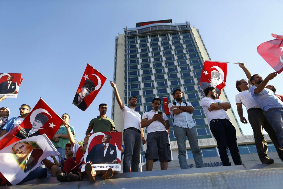 Statisíce lidí v Istanbulu dorazily na demonstraci, kterou pod heslem Shromáždění demokratů a mučedníků svolal turecký prezident Erdogan.